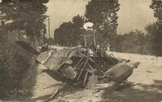 1918 Dehne főhadnagy által lelőtt olasz repülő a Conegliano-Susegana műúton / WWI Italian military airplane shot by a K.u.K. lieutenant on the Conegliano-Susegana road. photo (EK)