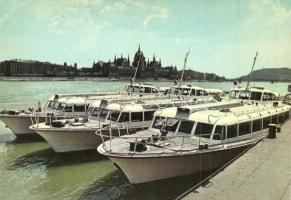 4 db MODERN budapesti képeslap; országház hajókkal / 4 modern Hungarian town view postcards; Budapes...