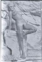cca 1970 Erotikus fekete-fehér diapozitív, 46 felvétel egy tekercsen
