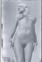 cca 1970 Erotikus fekete-fehér diapozitív, 46 felvétel egy tekercsen