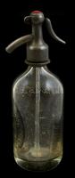 1940 Újpesti Vendéglősök Szikvízgyára R.T. feliratú (0,5 l.) szódásüveg pótolt fej résszel, m: 25,5 cm