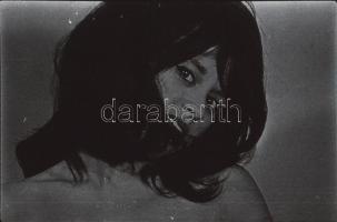 cca 1970 Erotikus és pornográf fekete-fehér diapozitív, 41 felvétel egy tekercsen