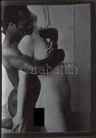 cca 1970 Erotikus és pornográf fekete-fehér diapozitív, 41 felvétel egy tekercsen