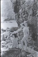 cca 1970 Erotikus fekete-fehér diapozitív, 30 felvétel egy tekercsen