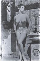 cca 1970 Erotikus fekete-fehér diapozitív, 30 felvétel egy tekercsen