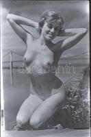 cca 1970 Erotikus fekete-fehér diapozitív, 30 felvétel egy tekercsen