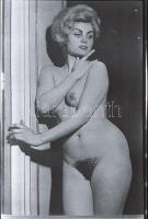 cca 1970 Erotikus fekete-fehér diapozitív, 30 felvétel egy tekercsen