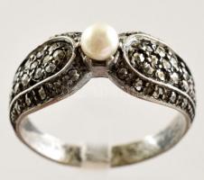 Ezüst(Ag) gyűrű gyöngy és markazit díszítéssel, jelzett, méret: 57, bruttó: 4,4 g