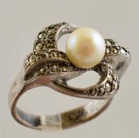 Ezüst(Ag) gyűrű gyöngy és markazit díszítéssel, jelzett, méret: 52, bruttó: 5,2 g