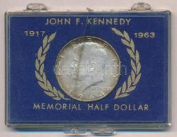 Amerikai Egyesült Államok 1964. 1/2$ Ag Kennedy műanyag tokban T:1-,2 patina USA 1964. 1/2 Dollar Ag Kennedy in plastic case C:AU,XF patina  Krause KM#202