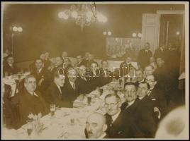 1935 Magyar Vaskereskedők és Vasiparosok Országos Egyesületének társasvacsoráján készült fotó és az esemény meghívója, Kaulich Rudolf fotoriporter, 18x24 cm