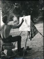cca 1970 Dénes Imre ifjú művész fotója, hátoldalán feliratozva, 24x18 cm