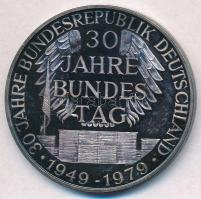 NSZK 1979. A Német Szövetségi Köztársaság 30. évfordulója jelzett Ag emlékérem eredeti dísztokban (24,92g/1.000/40mm) T:1-(PP) patina FRG 1979. 30th Anniversary of Federal Republic of Germany hallmarked Ag commemorative medallion in original case (24,92g/1.000/40mm) C:AU(PP) patina