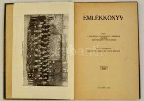 1942-1992 Az 1942-ben érettségizett növendékek emlékkönyve. Írták a Budapesti Evangélikus Gimnázium 1942-ben érettségizett növendékei. Sajtó alá rendezte: Margitay Gedeon-Hódos Frigyes. Bp.,1942, Garab József Könyvnyomdája, 1+84+6 p. Kiadói félvászon-kötés, kopott borítóval, kissé sérült gerinccel, laza fűzéssel, benne a hátsó szennylapon aláírásokkal az 50. éves, 1992-es osztálytalálkozóról, a 16. oldalon bejegyzésekkel a diákokra vonatkozóan, valamint 10 színes fotóval a osztálytalálkozóról, továbbá más papírokkal, levelekkel, és újságcikkekkel,amik az iskolára, vagy a diákokra vonatkoznak.