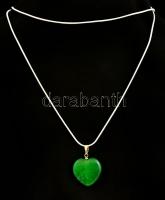 Jade? szív alakú medál lánccal, h: 62 cm