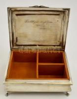 Ezüst (Ag.) fa berakásos ékszertartó doboz "N. F." monogrammal, a fedél belsején "Tov...