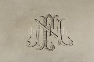 Ezüst (Ag.) fa berakásos ékszertartó doboz "N. F." monogrammal, a fedél belsején "Tov...
