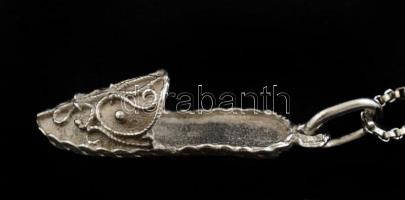 Ezüst(Ag) nyaklánc, papucs függővel, jelzett, h: 49 cm, 2,5x0,7 cm, nettó: 3,5 g