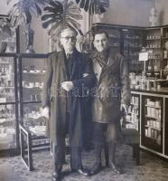 cca 1934 Békéscsaba, a Thöresz-féle gyógyszertár kívül-belül, 13 db szabadon felhasználható, vintage negatív Thöresz Dezső (1902-1963) békéscsabai gyógyszerész és fotóművész hagyatékából, 6x6 cm