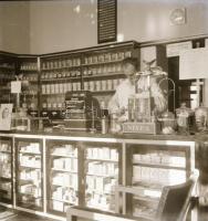 cca 1934 Békéscsaba, a Thöresz-féle gyógyszertár kívül-belül, 13 db szabadon felhasználható, vintage...