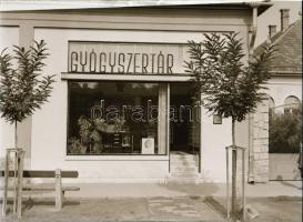 cca 1934 Békéscsaba, a Thöresz-féle gyógyszertár kívül-belül, 13 db szabadon felhasználható, vintage...