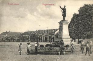 Nagyszalonta, Salonta; Kossuth Lajos szobor, Szilágyi és Társa üzlete. Döme Károly kiadása / Kossuth statue, shops (EK)