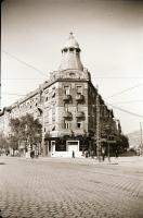 cca 1938 Budapest, a Magyar Leszámítoló és Pénzváltó Bank épülete a Vilmos császár út és a Horthy Mi...