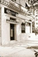 cca 1938 Budapest, a Magyar Leszámítoló és Pénzváltó Bank épülete a Vilmos császár út és a Horthy Mi...