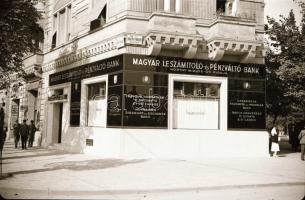cca 1938 Budapest, a Magyar Leszámítoló és Pénzváltó Bank épülete a Vilmos császár út és a Horthy Mi...