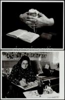 1983-1984 Galgamácsa, Vankóné Dudás Juli (1919-1984) festő- és népművész életében és a temetésén készült 5 db vintage fotó, 24x18 cm