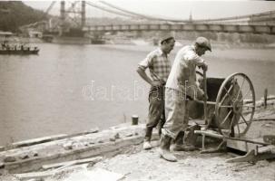 cca 1964 Budapest, épül az Erzsébet híd, 4 db szabadon felhasználható vintage negatív, 24x36 mm