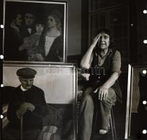 1983 Gyula, Látogatás Koszta Róza festőművész műtermében, 12 db szabadon felhasználható vintage nega...