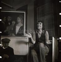 1983 Gyula, Látogatás Koszta Róza festőművész műtermében, 12 db szabadon felhasználható vintage nega...