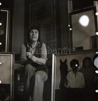 1983 Gyula, Látogatás Koszta Róza festőművész műtermében, 12 db szabadon felhasználható vintage nega...