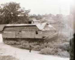 cca 1950 Hajómalom Dunaföldvárnál (háttérben a híd) és egy üzemen kívüli hajómalom Dunapentelén, 3 d...