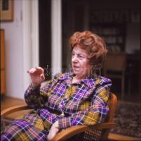 cca 1983 Látogatás Kassák Lajosné Kárpáti Klára óbudai lakásában, 7 db vintage diapozitív felvétel, ...