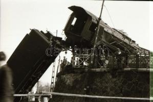 cca 1945 Vasúti katasztrófa, szabadon felhasználható vintage negatív felvétel, 24x36 mm