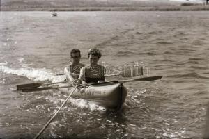 1968 Velencei-tó, Keveházi János (?-?) budapesti fotóművész hagyatékából 18 db szabadon felhasználható vintage negatív, 24x36 mm