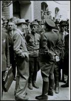 1945 Háborús bűnösök nyilvános kivégzése egy budapesti börtön udvarán, 5 db vintage negatívról készü...