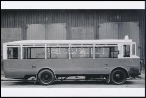 cca 1920 Városi autóbusz, Fekete György (1904-1990) budapesti fényképész hagyatékában fellelt repró negatív mai nagyítása, 10x15 cm