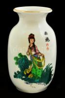 Kínai porcelán váza, matricás, jelzett, kopásokkal, m: 13 cm