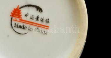 Kínai porcelán váza, matricás, jelzett, kopásokkal, m: 13 cm