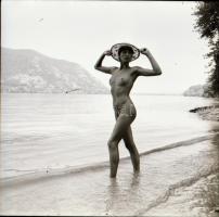 cca 1977 Az emberi test csodálata, 13 db szolidan erotikus negatív, 6x6 cm