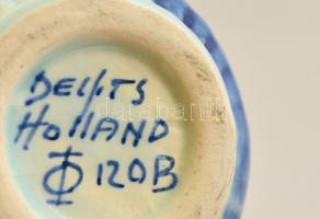Delft kékfestéses kis kancsó, kézzel festett, jelzett, máz alatti repedésekkel, m: 13 cm