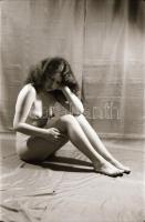 1978 Akt fotózás, szolidan erotikus felvételek, 33 db vintage negatív Vincze János (1922-1998) kecskeméti fotóművész  hagyatékából, 24x36 mm
