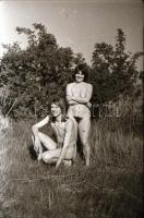 cca 1975 Hegyek, völgyek között..., szolidan erotikus felvételek, 36 db vintage negatív, 24x36 mm