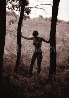 cca 1975 Hegyek, völgyek között..., szolidan erotikus felvételek, 36 db vintage negatív, 24x36 mm