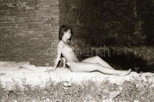 cca 1974 A gyulai vár éjszakai látogatója, szolidan erotikus felvételek, 29 db vintage negatív, 24x3...