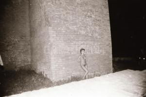 cca 1974 A gyulai vár éjszakai látogatója, szolidan erotikus felvételek, 29 db vintage negatív, 24x3...