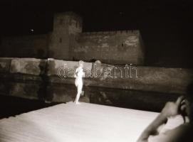 cca 1974 A gyulai vár éjszakai látogatója, szolidan erotikus felvételek, 29 db vintage negatív, 24x3...